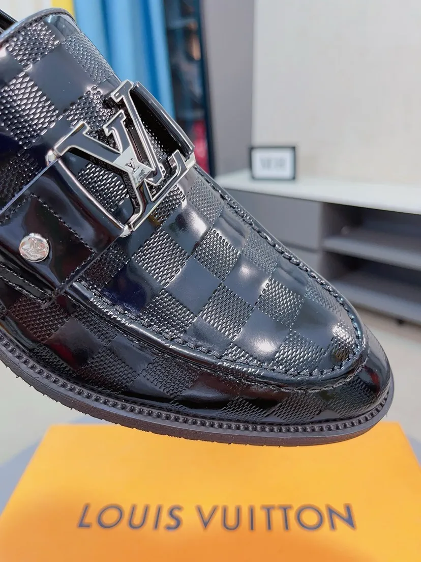Men's men's shoes💰540🌸🌸Water dyed cowhide 💶[Louis Vuitton (LV)] High-end business formal leather shoes🍀Luxury and elegant style, both practicality and style, professional focus on details and quality, counter original 1⃣️: 1⃣️super accurate reproduction👍🏻! Material: The upper is made of imported original calfskin➕imported Italian cowhide leather. Original anti-slip and wear-resistant outsole! Black, brown and blue are optional. Number of yards: 38--44 (45 customized)